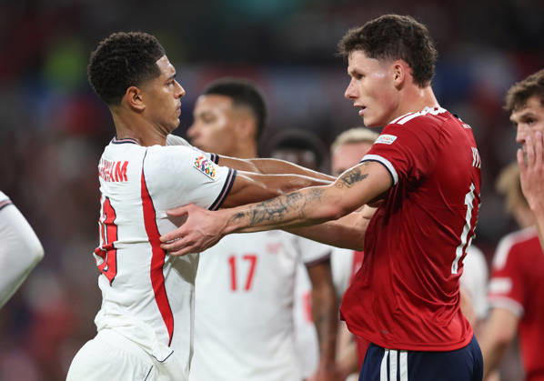 England gegen Tschechien, 6. Oktober 2026, London International Football, UEFA Nations League, England gegen Tschechien: Jude Bellingham (England) stößt Martin Vitik (Tschechien) weg. Foto: Charlotte Wilson, Abseits, London, Großbritannien Copyright: xCharlottexWilsonx xOffsidexOffside