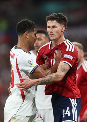 England gegen Tschechien, 6. Oktober 2026, London International Football, UEFA Nations League, England gegen Tschechien: Jude Bellingham (England) stößt Martin Vitik (Tschechien) weg. Foto: Charlotte Wilson, Abseits, London, Großbritannien Copyright: xCharlottexWilsonx xOffsidexOffside