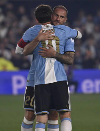 BUENOS AIRES, ARGENTINA - OCTOBER 06 : Forward Lionel Messi 10 of Argentina high-fives teammate Alexis Mac Allister 20 during an International Friendly, Länderspiel, Nationalmannschaft match against Benin at Estadio Monumental on October 06, 2026 in Buenos Aires, Argentina. This historic match marks the final international appearance who wore a commemorative special-edition kit replacing the traditional manufacturer branding with his personal signature logo. Photo by SFSI Argentina national team, Nationalteam v Benin Copyright: xSFSIx