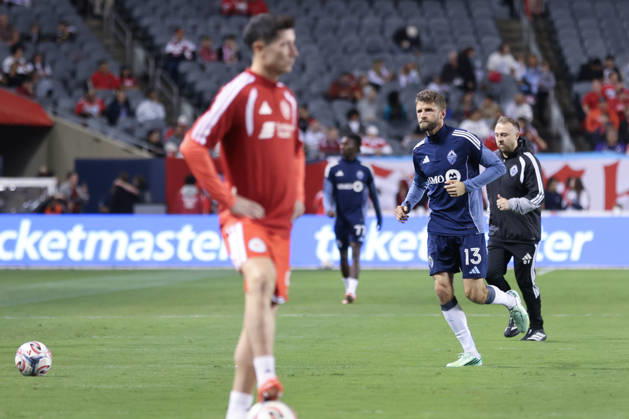 CHICAGO, USA - October 6: Thomas Müller (13 Vancouver Whitecaps FC) and Robert Lewandowski (9 Chicago Fire FC) are seen before the Major League Soccer game between Chicago Fire FC and Vancouver Whitecaps FC at Soldier Field on Tuesday October 6 in Chicago, USA Copyright: xShainaxBenhiyoun SPPx Sportspressphoto_SPR247751