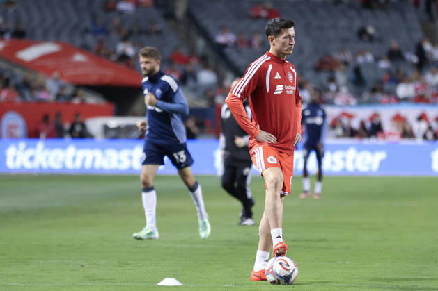 CHICAGO, USA - October 6: Thomas Müller (13 Vancouver Whitecaps FC) and Robert Lewandowski (9 Chicago Fire FC) are seen before the Major League Soccer game between Chicago Fire FC and Vancouver Whitecaps FC at Soldier Field on Tuesday October 6 in Chicago, USA Copyright: xShainaxBenhiyoun SPPx Sportspressphoto_SPR247753