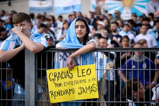 October 6, 2026, Buenos Aires, Buenos Aires, Argentina: Argentina fan show a poster with the legend â€oeThank you, Leo, for teaching me to never give up†prior to the match between Argentina and Benin International Friendly, Länderspiel, Nationalmannschaft match, The last match of Messi with Argentina national team, Nationalteam Buenos Aires Argentina - ZUMAs197 20261006_aaa_s197_136 Copyright: xRobertoxxTuerox