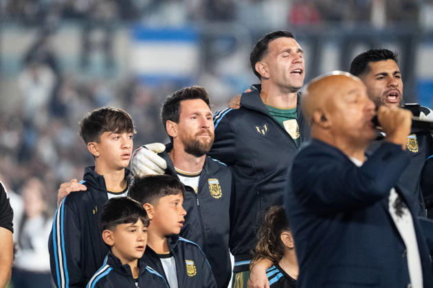 BUENOS AIRES, ARGENTINA - OCTOBER 06: Lionel Messi of Argentina and Emiliano Martinez of Argentina line up for anthem prior the International Friendly, Länderspiel, Nationalmannschaft football match between Argentina and Benin at Estadio Monumental Antonio V. Liberti on October 06, 2026 in Buenos Aires, Argentina. Lionel Messi is making his final appearance for Argentina following his announcement of international retirement. (Photo by Richard Callis Sports Press Photo) Copyright: xRichardxCallis SportsxPressxPhotox Sportspressphoto_SPR247800
