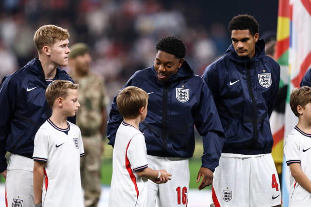 England gegen Tschechien, 6. Oktober 2026, London – UEFA Nations League: England gegen Tschechien. Myles Lewis Skelly aus England unterhält sich mit einem Kinder-Maskottchen. Foto: Jacques Feeney, Offside London, Großbritannien  Copyright: xJacquesxFeeneyx xOffsidexOffside