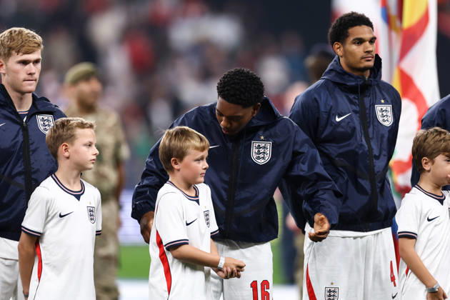 England gegen Tschechien, 6. Oktober 2026, London – UEFA Nations League: England gegen Tschechien. Myles Lewis Skelly aus England unterhält sich mit einem Kinder-Maskottchen. Foto: Jacques Feeney, Offside London, Großbritannien  Copyright: xJacquesxFeeneyx xOffsidexOffside