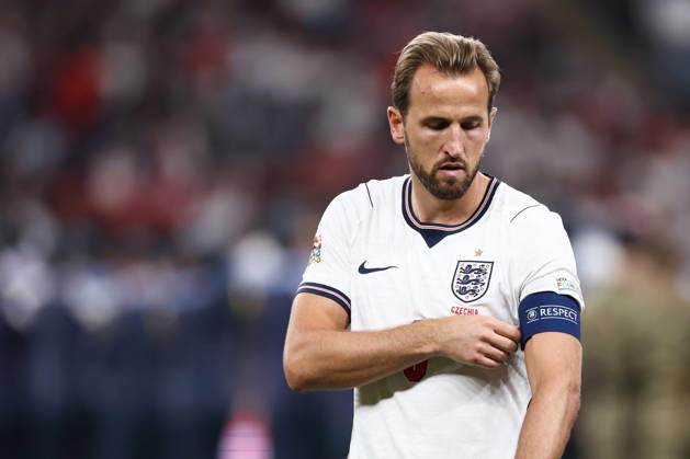 England gegen Tschechien, 6. Oktober 2026, London, UEFA Nations League: England gegen Tschechien – Harry Kane aus England richtet seine Kapitänsbinde zurecht. Foto: Jacques Feeney, Offside, London, Großbritannien  Copyright: xJacquesxFeeneyx xOffsidexOffside