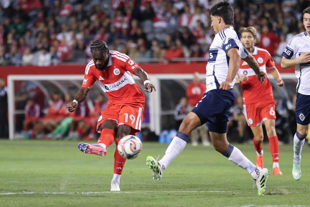 CHICAGO, USA - October 6: Jonathan Bamba (19 Chicago Fire FC) shoots the ball during the Major League Soccer game between Chicago Fire FC and Vancouver Whitecaps FC at Soldier Field on Tuesday October 6 in Chicago, USA Copyright: xShainaxBenhiyoun SPPx Sportspressphoto_SPR247818