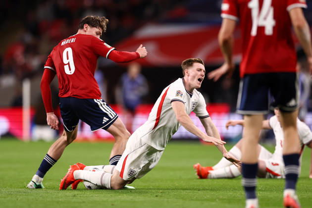 England gegen Tschechien, 6. Oktober 2026, London – UEFA Nations League: England gegen Tschechien. Ryan Naderi (Tschechien) und Elliot Anderson (England). Foto: Jacques Feeney, Offside, London, Großbritannien Copyright: xJacquesxFeeneyx xOffsidexOffside