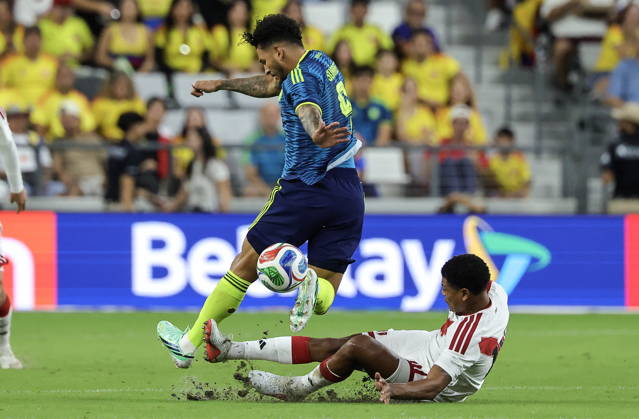 International soccer friendly - Colombia vs. Peru Colombia forward Luis Suarez (L) in action against Peru midfielder Wilder Cartagena (R) during the international soccer friendly between Colombia and Peru at Nu Stadium in Miami, Florida, USA, 06 October 2026. MIAMI FLORIDA United States  Copyright: xCRISTOBALxHERRERA-ULASHKEVICHx
