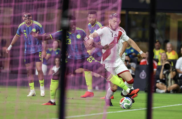 International soccer friendly - Colombia vs. Peru Colombia defender Davinson Sanchez (L) in action against Peru forward Adrian Ugarriza (R) during the international soccer friendly between Colombia and Peru at Nu Stadium in Miami, Florida, USA, 06 October 2026. MIAMI FLORIDA United States  Copyright: xCRISTOBALxHERRERA-ULASHKEVICHx