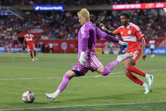 CHICAGO, USA - October 6: Yohei Takaoka (1 Vancouver Whitecaps FC) clears the ball during the Major League Soccer game between Chicago Fire FC and Vancouver Whitecaps FC at Soldier Field on Tuesday October 6 in Chicago, USA Copyright: xShainaxBenhiyoun SPPx Sportspressphoto_SPR247849