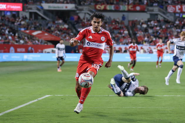 CHICAGO, USA - October 6: Johan Gomez (18 Chicago Fire FC) dribbles the ball during the Major League Soccer game between Chicago Fire FC and Vancouver Whitecaps FC at Soldier Field on Tuesday October 6 in Chicago, USA Copyright: xShainaxBenhiyoun SPPx Sportspressphoto_SPR247856