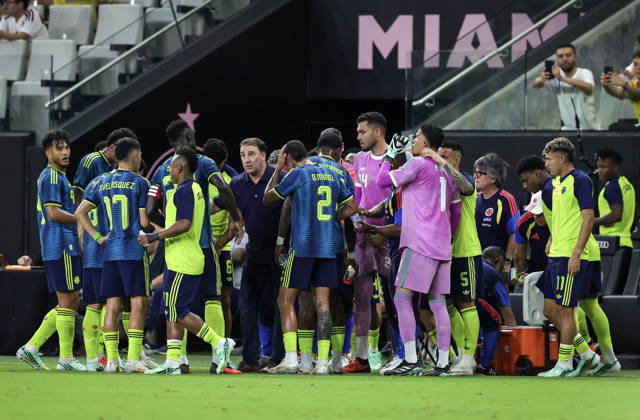 International soccer friendly - Colombia vs. Peru Colombia team Head Coach Nestor Lorenzo (C) speaks with the team during a water break during the international soccer friendly between Colombia and Peru at Nu Stadium in Miami, Florida, USA, 06 October 2026. MIAMI FLORIDA United States  Copyright: xCRISTOBALxHERRERA-ULASHKEVICHx