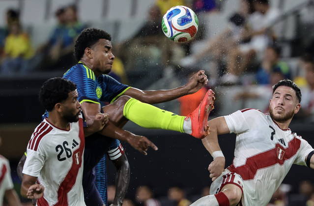 International soccer friendly - Colombia vs. Peru Colombia midfielder Jhon Solis (2-L) in action against Peru midfielder Piero Magallanes (L) and Peru forward Adrian Ugarriza (R) during the international soccer friendly between Colombia and Peru at Nu Stadium in Miami, Florida, USA, 06 October 2026. MIAMI FLORIDA United States  Copyright: xCRISTOBALxHERRERA-ULASHKEVICHx