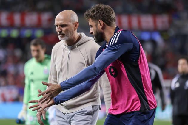 CHICAGO, USA - October 6: Thomas Müller (13 Vancouver Whitecaps FC) speaks with Jesper Sorensen, Head Coach of Vancouver Whitecaps FC during the Major League Soccer game between Chicago Fire FC and Vancouver Whitecaps FC at Soldier Field on Tuesday October 6 in Chicago, USA Copyright: xShainaxBenhiyoun SPPx Sportspressphoto_SPR247861