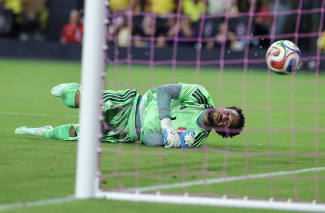 International soccer friendly - Colombia vs. Peru Peru goalkeeper Pedro Gallese in action during the international soccer friendly between Colombia and Peru at Nu Stadium in Miami, Florida, USA, 06 October 2026. MIAMI FLORIDA United States  Copyright: xCRISTOBALxHERRERA-ULASHKEVICHx
