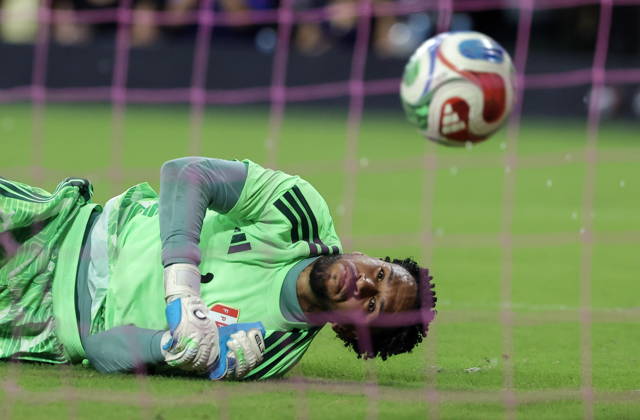 International soccer friendly - Colombia vs. Peru Peru goalkeeper Pedro Gallese in action during the international soccer friendly between Colombia and Peru at Nu Stadium in Miami, Florida, USA, 06 October 2026. MIAMI FLORIDA United States  Copyright: xCRISTOBALxHERRERA-ULASHKEVICHx