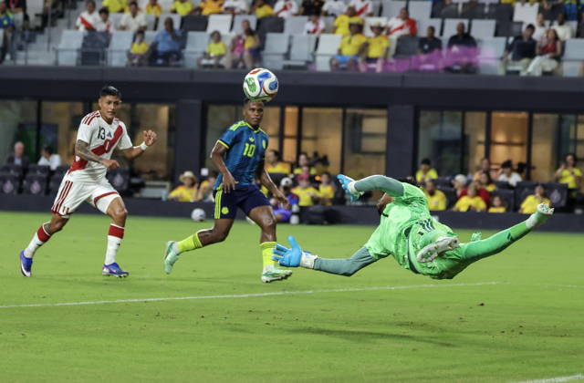 International soccer friendly - Colombia vs. Peru Peru goalkeeper Pedro Gallese (R) in action against Colombia midfielder Jhon Arias (C) during the international soccer friendly between Colombia and Peru at Nu Stadium in Miami, Florida, USA, 06 October 2026. MIAMI FLORIDA United States  Copyright: xCRISTOBALxHERRERA-ULASHKEVICHx