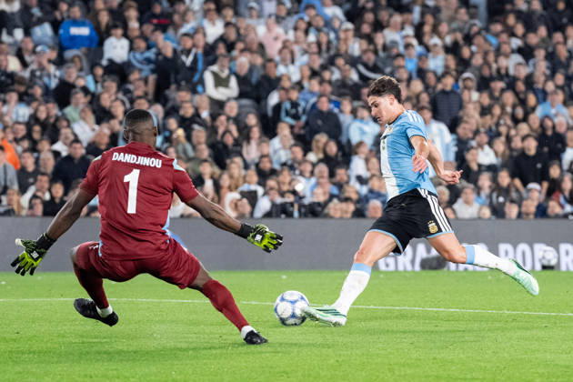 BUENOS AIRES, ARGENTINA - OCTOBER 06: Julian Alvarez of Argentina (R) runs with the ball under pressure from Marcel Dandjinou of Benin (L) during the International Friendly, Länderspiel, Nationalmannschaft football match between Argentina and Benin at Estadio Monumental Antonio V. Liberti on October 06, 2026 in Buenos Aires, Argentina. (Photo by Richard Callis Sports Press Photo) Copyright: xRichardxCallis SportsxPressxPhotox Sportspressphoto_SPR247892