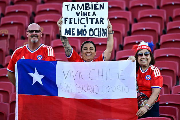 Futbol, Mexico vs Chile Partido amistoso en EEUU 2026. Hinchas de Chile, alientan a su equipo durante el partido amistoso frente a Mexico, disputado en el estadio Los Angeles Memorial Coliseum en California, EEUU. 06 10 2026 Julio Diaz Photosport Football, Mexico vs Chile Friendly match in EEUU, 2026. Chilean fans cheer for their team during a friendly match played at the Los Angeles Memorial Coliseum in California, EEUU. 06 10 2026 Julio Diaz Photosport Mexico vs Chile, amistoso en EEUU, 2026