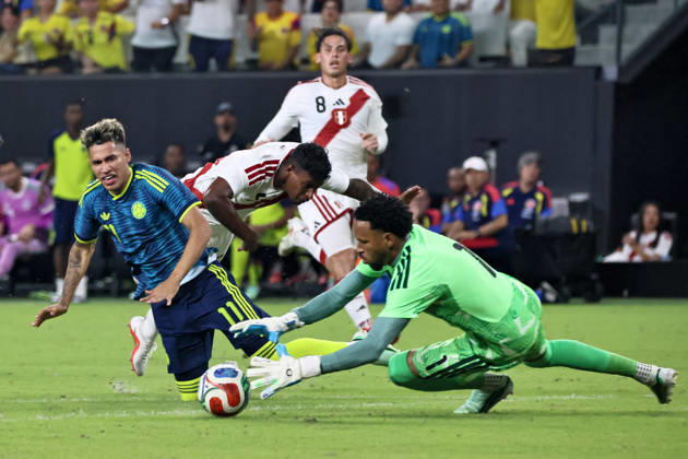 MIAMI, FL - OCTOBER 06: Camilo Duran 11 of Colombia and Pedro Gallese 1 of Peru battle for a ball during an International Friendly, Länderspiel, Nationalmannschaft soccer match between Colombia and Peru at NU Stadium on October 06, 2026 in Miami, Florida.(Photo by Chris Arjoon Icon Sportswire) SOCCER: OCT 06 Colombia vs Peru EDITORIAL USE ONLY Icon2610060000010