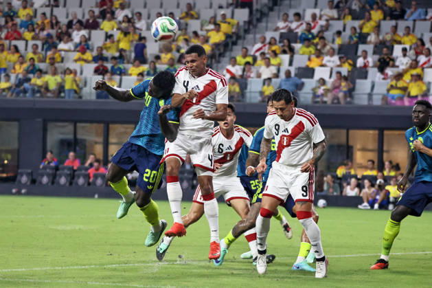 MIAMI, FL - OCTOBER 06: Kevin Viveros 20 of Colombia and Marcos Lopez 4 of Peru battle for a ball during an International Friendly, Länderspiel, Nationalmannschaft soccer match between Colombia and Peru at NU Stadium on October 06, 2026 in Miami, Florida.(Photo by Chris Arjoon Icon Sportswire) SOCCER: OCT 06 Colombia vs Peru EDITORIAL USE ONLY Icon2610060000013