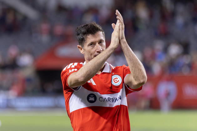 CHICAGO, USA - October 6: Robert Lewandowski (9 Chicago Fire FC) applauds the crowd after the Major League Soccer game between Chicago Fire FC and Vancouver Whitecaps FC at Soldier Field on Tuesday October 6 in Chicago, USA Copyright: xShainaxBenhiyoun SPPx Sportspressphoto_SPR247974
