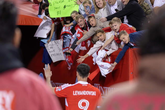 CHICAGO, USA - October 6: Robert Lewandowski (9 Chicago Fire FC) high-fives fans after the Major League Soccer game between Chicago Fire FC and Vancouver Whitecaps FC at Soldier Field on Tuesday October 6 in Chicago, USA Copyright: xShainaxBenhiyoun SPPx Sportspressphoto_SPR247977