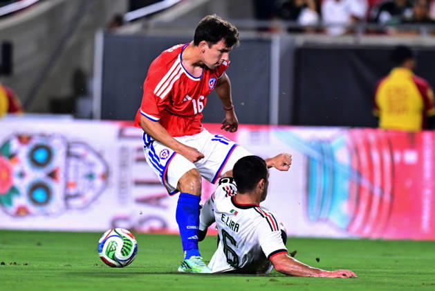 Futbol, Mexico vs Chile Partido amistoso en EEUU 2026. El jugador de Chile Gonzalo Tapia, izquierda, disputa el balon con Erik Lira de Mexico, durante el partido amistoso frente a Mexico, disputado en el estadio Los Angeles Memorial Coliseum en California, EEUU. 06 10 2026 Julio Diaz Photosport Football, Mexico vs Chile Friendly match in EEUU, 2026. Chilean player Gonzalo Tapia, left vies for the ball with Erik Lira of Mexico, during a friendly match played at the Los Angeles Memorial Coliseum in California, EEUU. 06 10 2026 Julio Diaz Photosport Mexico vs Chile, amistoso en EEUU, 2026
