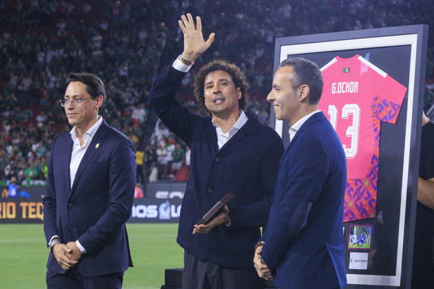 October 6, 2026, Los Angeles, California, USA: Guillermo Ochoa is honored during a ceremony prior to the International Friendly, Länderspiel, Nationalmannschaft match between Mexico and Chile at the Los Angeles Memorial Coliseum on Tuesday October 6, 2026 in Los Angeles, California. ARIANA RUIZ PI Los Angeles USA - ZUMAp124 20261006_zaa_p124_054 Copyright: xArianaxRuizx