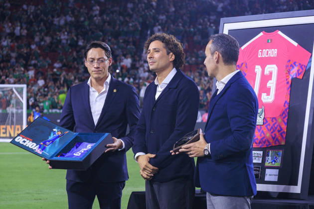 October 6, 2026, Los Angeles, California, USA: Guillermo Ochoa is honored during a ceremony prior to the International Friendly, Länderspiel, Nationalmannschaft match between Mexico and Chile at the Los Angeles Memorial Coliseum on Tuesday October 6, 2026 in Los Angeles, California. ARIANA RUIZ PI Los Angeles USA - ZUMAp124 20261006_zaa_p124_064 Copyright: xArianaxRuizx