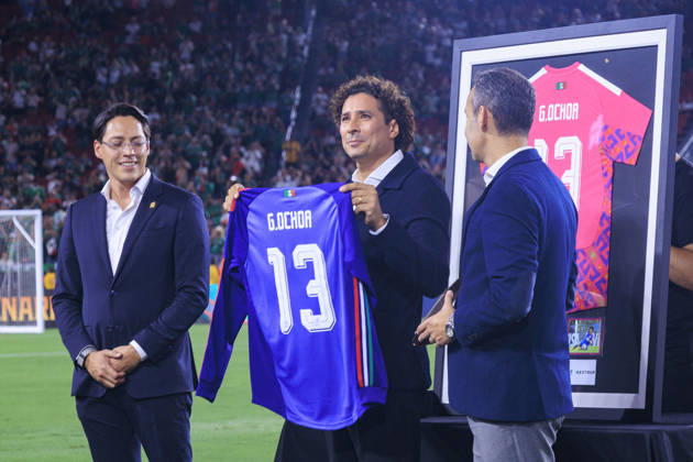 October 6, 2026, Los Angeles, California, USA: Guillermo Ochoa is honored during a ceremony prior to the International Friendly, Länderspiel, Nationalmannschaft match between Mexico and Chile at the Los Angeles Memorial Coliseum on Tuesday October 6, 2026 in Los Angeles, California. ARIANA RUIZ PI Mexico Vs. Chile  - ZUMAp124 20261006_zaa_p124_058 Copyright: xArianaxRuizx