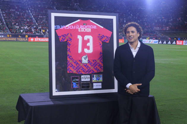 October 6, 2026, Los Angeles, California, USA: Guillermo Ochoa is honored during a ceremony prior to the International Friendly, Länderspiel, Nationalmannschaft match between Mexico and Chile at the Los Angeles Memorial Coliseum on Tuesday October 6, 2026 in Los Angeles, California. ARIANA RUIZ PI Mexico Vs. Chile  - ZUMAp124 20261006_zaa_p124_059 Copyright: xArianaxRuizx