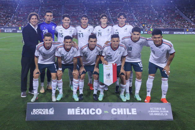 October 6, 2026, Los Angeles, California, USA: Guillermo Ochoa stands with the Mexican national team, Nationalteam during their team photo prior to their International Friendly, Länderspiel, Nationalmannschaft match against Chile at the Los Angeles Memorial Coliseum on Tuesday October 6, 2026 in Los Angeles, California. ARIANA RUIZ PI Mexico Vs. Chile  - ZUMAp124 20261006_zaa_p124_060 Copyright: xArianaxRuizx