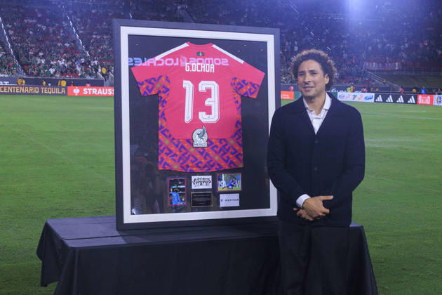 October 6, 2026, Los Angeles, California, USA: Guillermo Ochoa is honored during a ceremony prior to the International Friendly, Länderspiel, Nationalmannschaft match between Mexico and Chile at the Los Angeles Memorial Coliseum on Tuesday October 6, 2026 in Los Angeles, California. ARIANA RUIZ PI Mexico Vs. Chile  - ZUMAp124 20261006_zaa_p124_063 Copyright: xArianaxRuizx