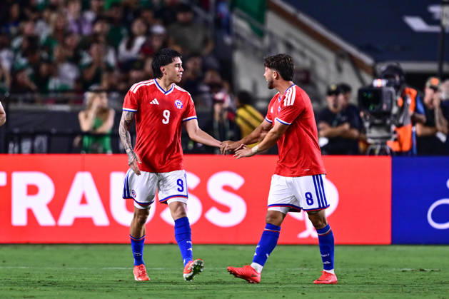 Futbol, Mexico vs Chile Partido amistoso en EEUU 2026. El jugador de Chile Maximiliano Gutierrez, celebra con sus companeros, tras marcar un gol contra Mexico durante el partido amistoso frente a Mexico, disputado en el estadio Los Angeles Memorial Coliseum en California, EEUU. 06 10 2026 Julio Diaz Photosport Football, Mexico vs Chile Friendly match in EEUU, 2026. Chilean player Maximiliano Gutierrez celebrates with his teammates after scoring a goal against Mexico during a friendly match played at the Los Angeles Memorial Coliseum in California., EEUU. 06 10 2026 Julio Diaz Photosport Mexico vs Chile, amistoso en EEUU, 2026