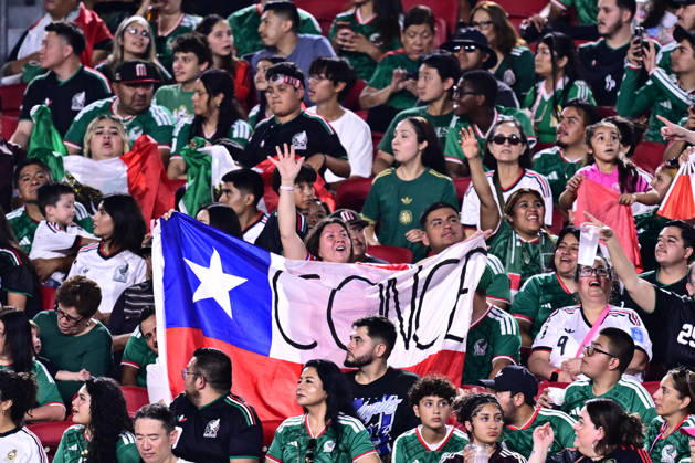 Futbol, Mexico vs Chile Partido amistoso en EEUU 2026. Hinchas de Chile, alientan a su equipo durante el partido amistoso frente a Mexico, disputado en el estadio Los Angeles Memorial Coliseum en California, EEUU. 06 10 2026 Julio Diaz Photosport Football, Mexico vs Chile Friendly match in EEUU, 2026. Chilean fans cheer for their team during a friendly match played at the Los Angeles Memorial Coliseum in California, EEUU. 06 10 2026 Julio Diaz Photosport Mexico vs Chile, amistoso en EEUU, 2026