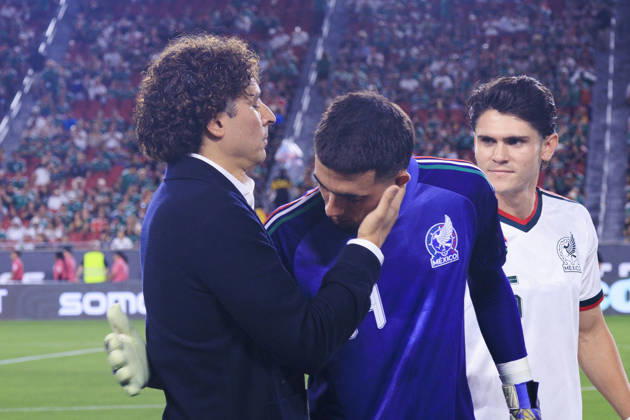 October 6, 2026, Los Angeles, California, USA: Guillermo Ochoa embraces starting goalkeeper, Alex Padilla 29 of Mexico prior to their International Friendly, Länderspiel, Nationalmannschaft match against Chile at the Los Angeles Memorial Coliseum on Tuesday October 6, 2026 in Los Angeles, California. ARIANA RUIZ PI Mexico Vs. Chile  - ZUMAp124 20261006_zaa_p124_072 Copyright: xArianaxRuizx