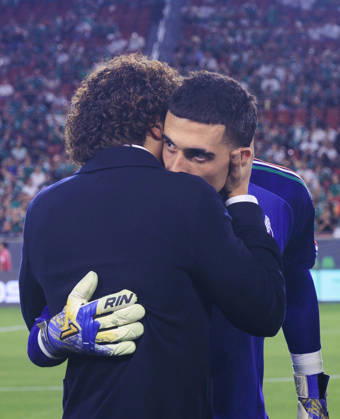 October 6, 2026, Los Angeles, California, USA: Guillermo Ochoa embraces starting goalkeeper, Alex Padilla 29 of Mexico prior to their International Friendly, Länderspiel, Nationalmannschaft match against Chile at the Los Angeles Memorial Coliseum on Tuesday October 6, 2026 in Los Angeles, California. ARIANA RUIZ PI Mexico Vs. Chile  - ZUMAp124 20261006_zaa_p124_073 Copyright: xArianaxRuizx