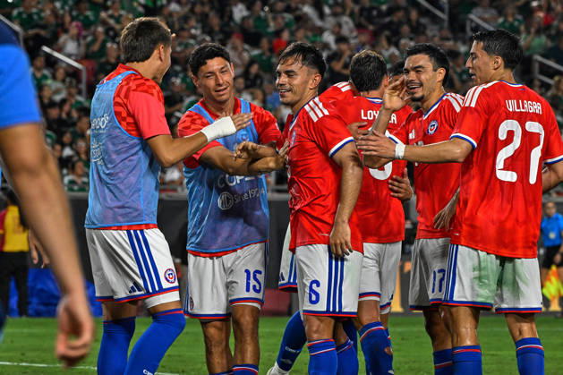 Futbol, Mexico vs Chile Partido amistoso en EEUU 2026. El jugador de Chile Vicente Pizarro, celebra con sus companeros, tras marcar un gol contra Mexico durante el partido amistoso frente a Mexico, disputado en el estadio Los Angeles Memorial Coliseum en California, EEUU. 06 10 2026 Julio Diaz Photosport Football, Mexico vs Chile Friendly match in EEUU, 2026. Chilean player Vicente Pizarro celebrates with his teammates after scoring a goal against Mexico during a friendly match played at the Los Angeles Memorial Coliseum in California., EEUU. 06 10 2026 Julio Diaz Photosport Mexico vs Chile, amistoso en EEUU, 2026