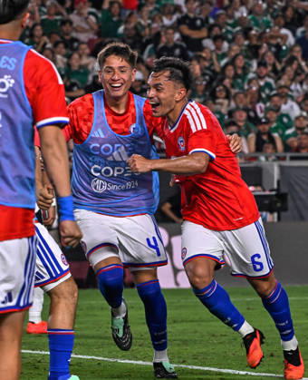 Futbol, Mexico vs Chile Partido amistoso en EEUU 2026. El jugador de Chile Vicente Pizarro, celebra con sus companeros, tras marcar un gol contra Mexico durante el partido amistoso frente a Mexico, disputado en el estadio Los Angeles Memorial Coliseum en California, EEUU. 06 10 2026 Julio Diaz Photosport Football, Mexico vs Chile Friendly match in EEUU, 2026. Chilean player Vicente Pizarro celebrates with his teammates after scoring a goal against Mexico during a friendly match played at the Los Angeles Memorial Coliseum in California., EEUU. 06 10 2026 Julio Diaz Photosport Mexico vs Chile, amistoso en EEUU, 2026