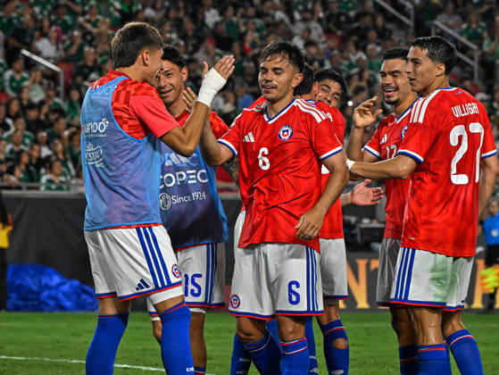 Futbol, Mexico vs Chile Partido amistoso en EEUU 2026. El jugador de Chile Vicente Pizarro, celebra con sus companeros, tras marcar un gol contra Mexico durante el partido amistoso frente a Mexico, disputado en el estadio Los Angeles Memorial Coliseum en California, EEUU. 06 10 2026 Julio Diaz Photosport Football, Mexico vs Chile Friendly match in EEUU, 2026. Chilean player Vicente Pizarro celebrates with his teammates after scoring a goal against Mexico during a friendly match played at the Los Angeles Memorial Coliseum in California., EEUU. 06 10 2026 Julio Diaz Photosport Mexico vs Chile, amistoso en EEUU, 2026
