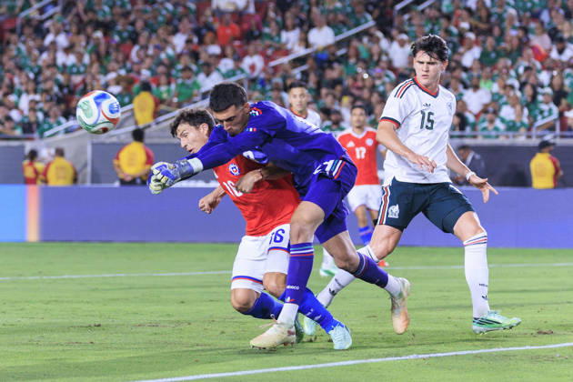 October 6, 2026, Los Angeles, California, USA: Alex Padilla 29 of Mexico punches the ball during an International Friendly, Länderspiel, Nationalmannschaft match against Chile at the Los Angeles Memorial Coliseum on Tuesday October 6, 2026 in Los Angeles, California. ARIANA RUIZ PI Mexico Vs. Chile - ZUMAp124 20261006_zaa_p124_075 Copyright: xArianaxRuizx