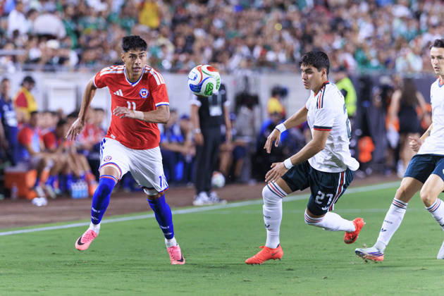 October 6, 2026, Los Angeles, California, USA: Dario Osorio 11 of Chile and Everardo Lopez 27 of Mexico chase after a long pass during an International Friendly, Länderspiel, Nationalmannschaft match at the Los Angeles Memorial Coliseum on Tuesday October 6, 2026 in Los Angeles, California. ARIANA RUIZ PI Los Angeles USA - ZUMAp124 20261006_zaa_p124_076 Copyright: xArianaxRuizx
