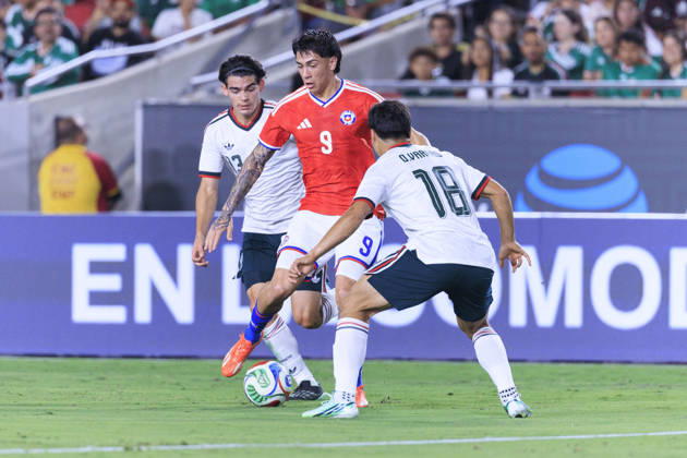 October 6, 2026, Los Angeles, California, USA: Maximiliano Gutierrez 9 of Chile passes the ball as Dagoberto Espinoza 13 and Obed Vargas 18 of Mexico defend during an International Friendly, Länderspiel, Nationalmannschaft match at the Los Angeles Memorial Coliseum on Tuesday October 6, 2026 in Los Angeles, California. ARIANA RUIZ PI Mexico Vs. Chile - ZUMAp124 20261006_zaa_p124_077 Copyright: xArianaxRuizx