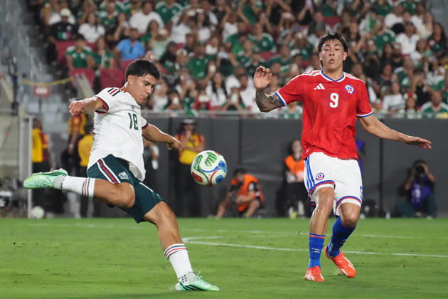 Obed Vargas (L) of Mexico vies for the ball with Maximiliano Gutierrez of Chile during a friendly match between the national teams of Mexico and Chile at the Los Angeles Memorial Coliseum in Los Angeles, United States, 06 October 2026. International Friendly, Länderspiel, Nationalmannschaft Mexico vs. Chile !ACHTUNG: NUR REDAKTIONELLE NUTZUNG! Copyright: xÓmarxAlonsox AME3613 20261007-55021609013_1