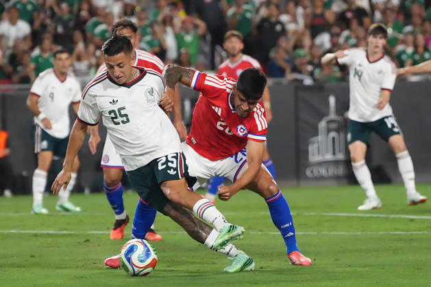 Roberto Alvarado (L) of Mexico vies for the ball with Diego Ulloa of Chile during a friendly match between the national teams of Mexico and Chile at the Los Angeles Memorial Coliseum in Los Angeles, United States, 06 October 2026. International Friendly, Länderspiel, Nationalmannschaft Mexico vs. Chile !ACHTUNG: NUR REDAKTIONELLE NUTZUNG! Copyright: xÓmarxAlonsox AME3612 20261007-55021609016_1
