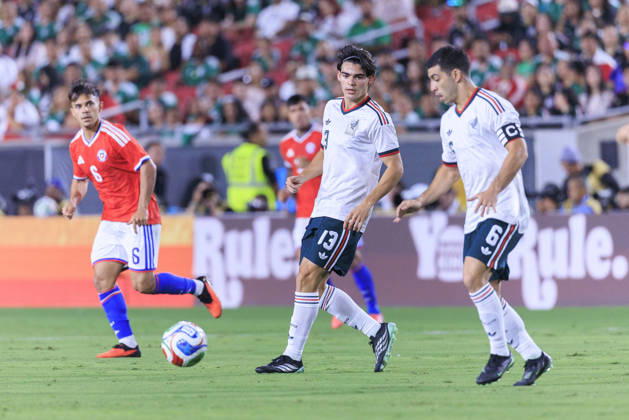 October 6, 2026, Los Angeles, California, USA: Erik Lira 6 of Mexico passes the ball to Dagoberto Espinoza 13 during an International Friendly, Länderspiel, Nationalmannschaft match against Chile at the Los Angeles Memorial Coliseum on Tuesday October 6, 2026 in Los Angeles, California. ARIANA RUIZ PI Los Angeles USA - ZUMAp124 20261006_zaa_p124_080 Copyright: xArianaxRuizx