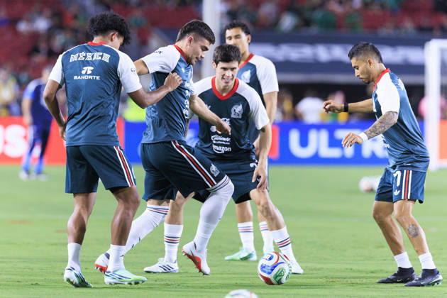 October 6, 2026, Los Angeles, California, USA: Johan Vasquez 5 of Mexico chases after the ball during warm ups prior to their International Friendly, Länderspiel, Nationalmannschaft match against Chile at the Los Angeles Memorial Coliseum on Tuesday October 6, 2026 in Los Angeles, California. ARIANA RUIZ PI Mexico Vs. Chile - ZUMAp124 20261006_zaa_p124_078 Copyright: xArianaxRuizx