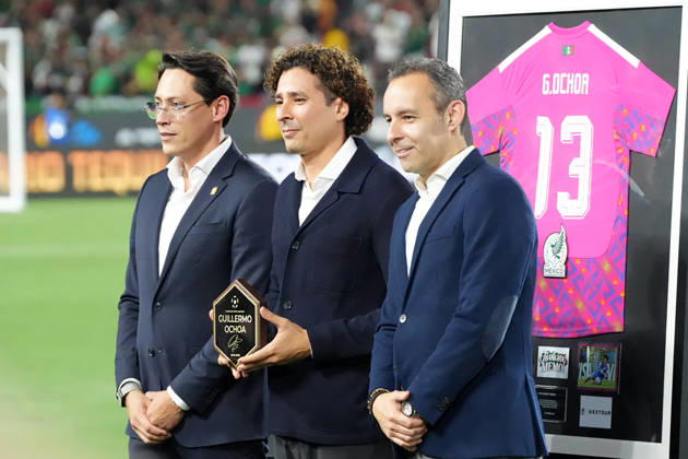 Guillermo ‘Memo’ Ochoa (C) poses during a tribute to his career, prior to the friendly match between Mexico and Chile at the Memorial Coliseum in Los Angeles, United States, 06 October 2026. Memo Ochoa is honored for his career during the Mexico-Chile friendly !ACHTUNG: NUR REDAKTIONELLE NUTZUNG! Copyright: xÓmarxAlonsox AME3617 20261007-55021609020_1